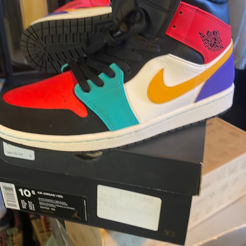 Nike  Air Jordan 1 MID